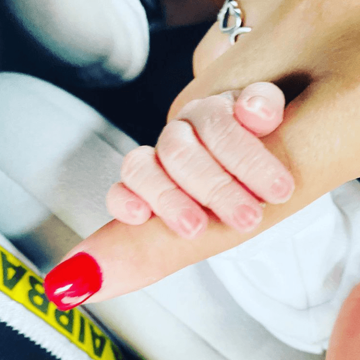 Dos días después del pequeño, Silvia Criselle, hermana de la actriz, publicó la primera fotografía de André, pero solo dejó ver un manita.