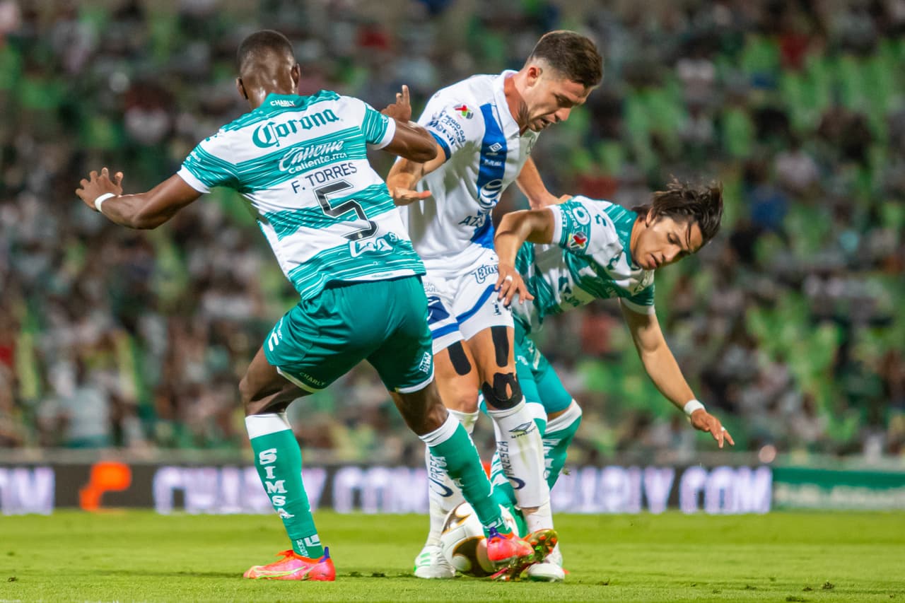 El doblete de Eduardo 'Mudo' Aguirre y el gol de Ayrton Preciado Santos vence 3-0 en la ida de semifianles al Puebla y toman una muy cómoda ventaja en la serie.