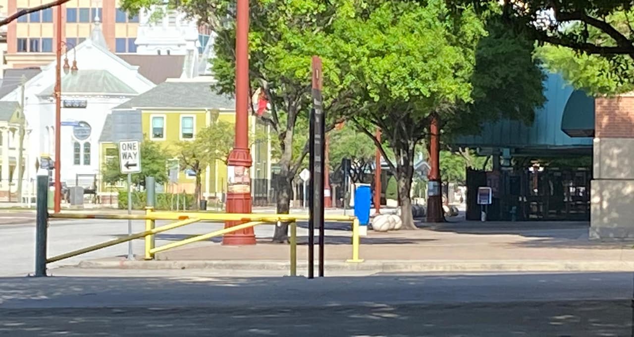 Los restaurantes permanecen abiertos y venden comida para llevar.