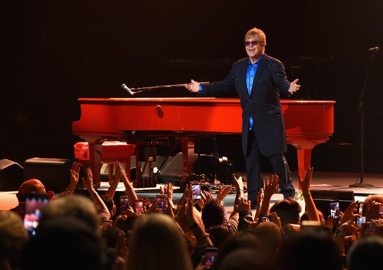 El también inglés interpretó 'Space Oddity' y después habló de la figura: “Todos sabemos lo inspirador que es. Todos sabemos qué lugar ocupa su música. No tenemos que decir nada sobre su música: Habla por sí sola..."