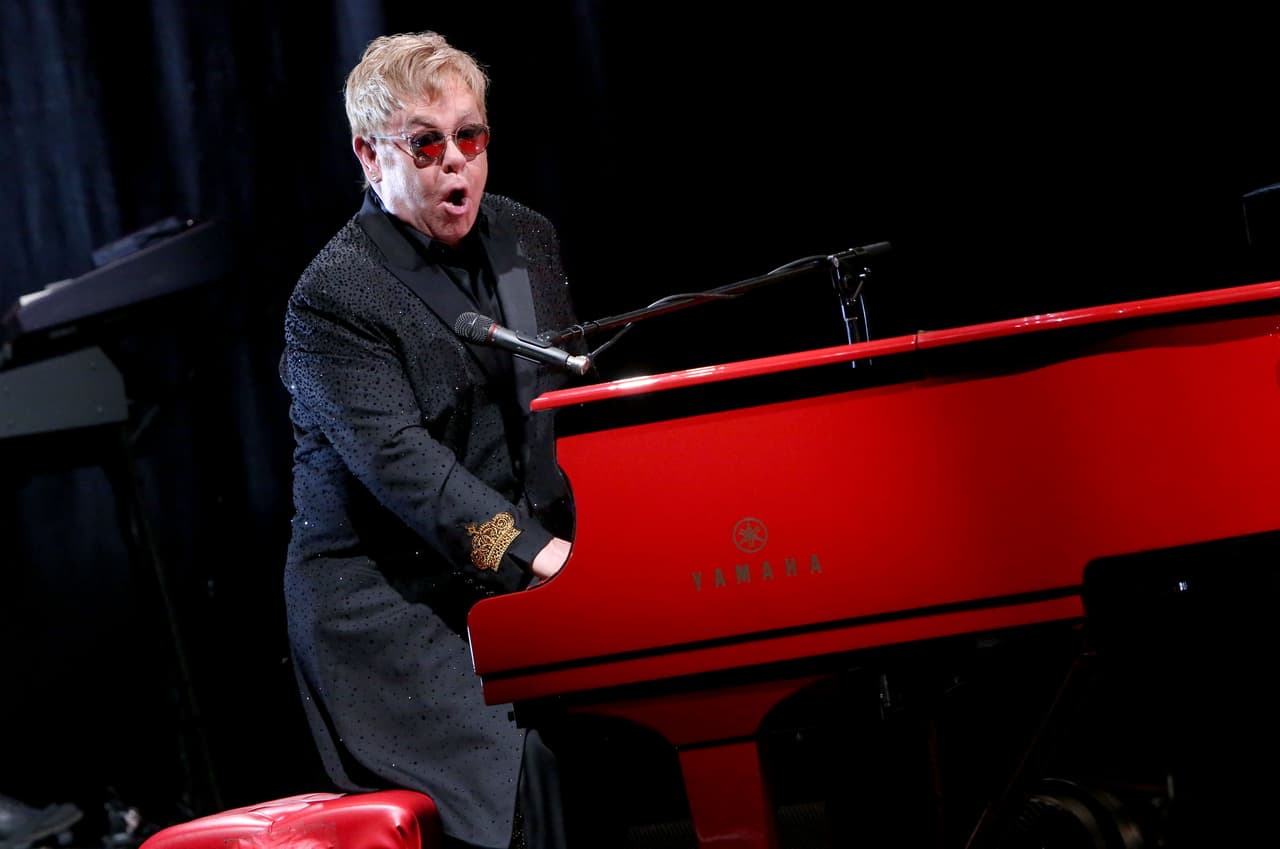 Otro que levantó la voz por David, fue Elton John.