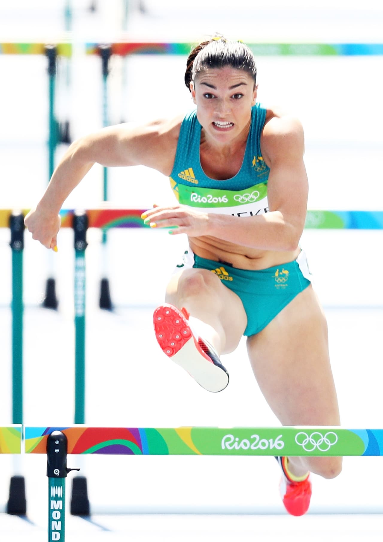 Jenneke se hizo popular por un 
<a href="http://www.univision.com/deportes/vuelve-el-baile-sexy-de-michelle-jenneke-a-las-pistas">sexy baile realizado antes de una competencia en 100 metros vallas</a>. Desde allí, su figura no pasa desapercibida en las pistas. Aunque apenas superó la primera ronda en las pasadas olimpiadas, a sus 23 años aún tiene mucha carrera para deleitar con su talento, su atlético cuerpo y bella sonrisa.