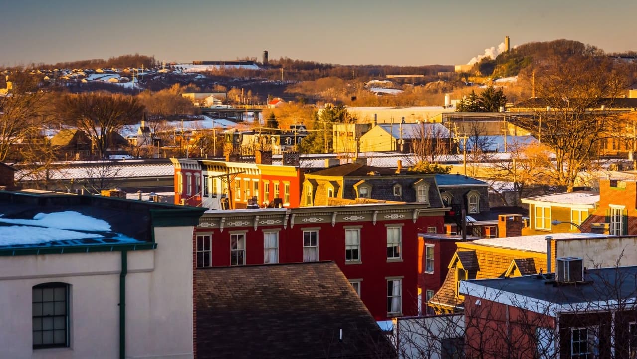 <b>York</b>: En el puesto 17 de los mejores lugares para jubilarse, York es el hogar del Congreso Continental, el lugar de nacimiento de los Artículos de la Confederación e incluso la capital EE. UU. durante un corto tiempo. El área metropolitana pequeña e histórica (con una puntuación general de 7,0) ofrece tiendas, apartamentos de lujo y eventos especiales, según el informe. La vida en el centro de York está en aumento, ya que la ciudad recibe un número creciente de visitantes debido a los principales centros de actividad.
<br>