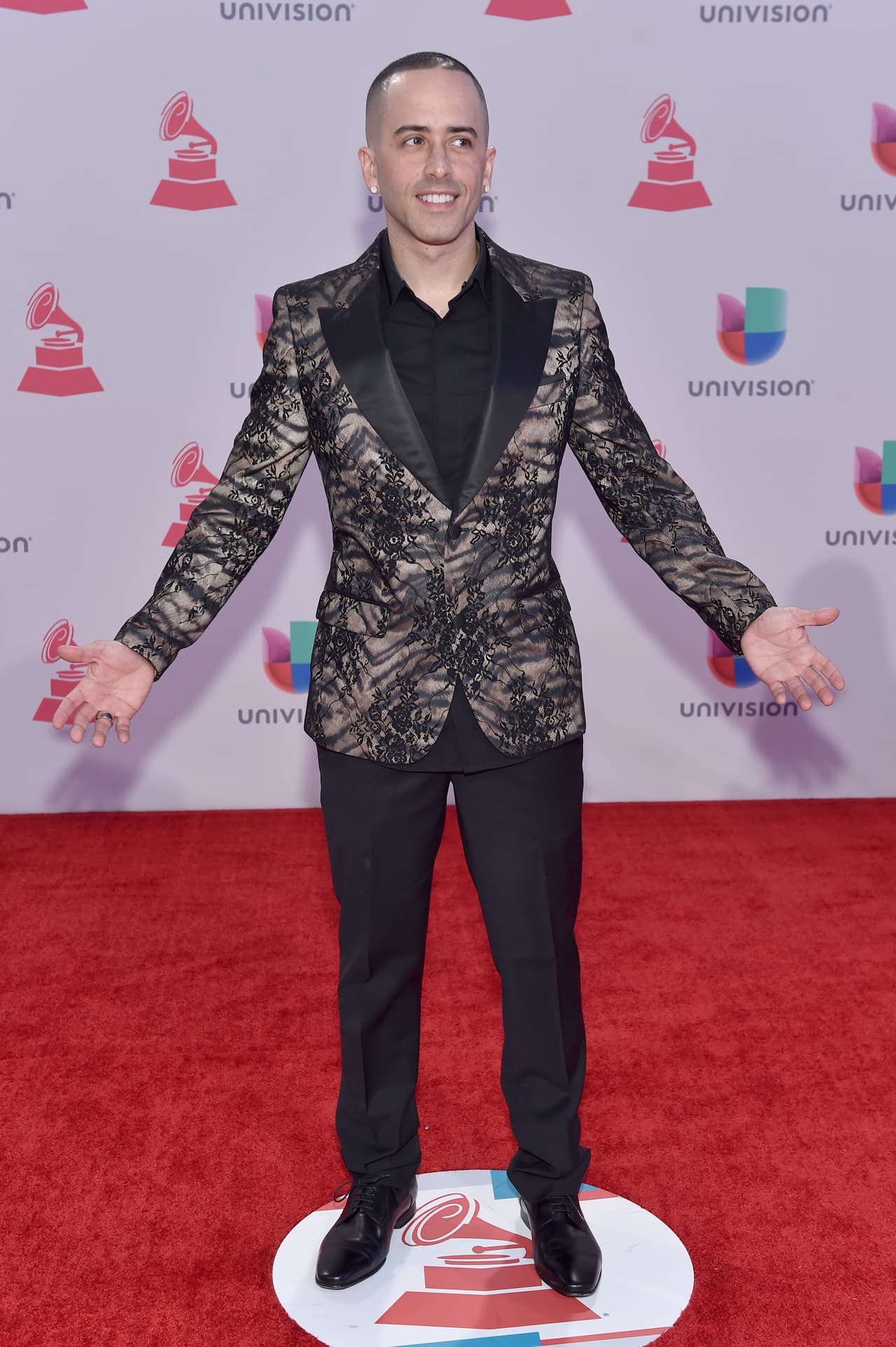 Posó para presumir su outfit y también se robó los reflectores.