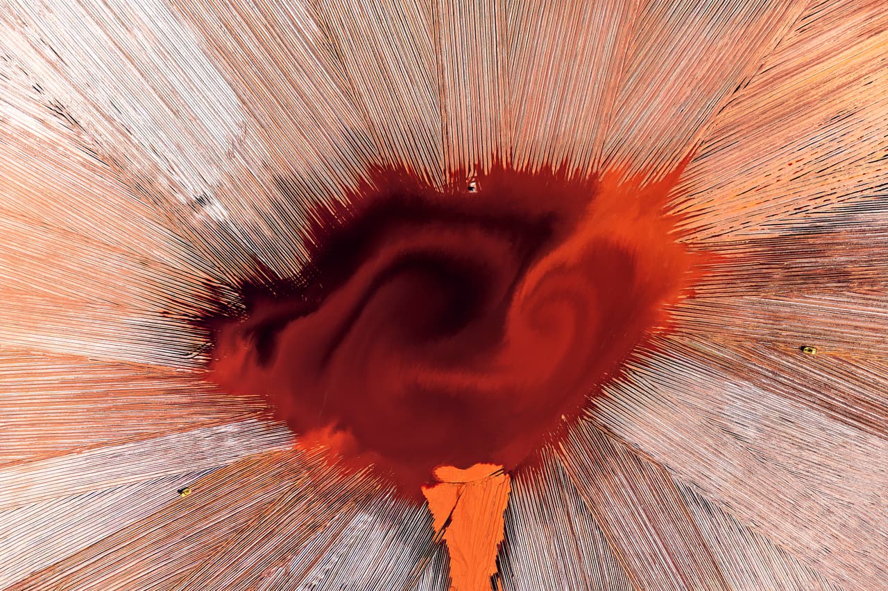 Presa de relaves (relaves son los residuos sólidos que quedan después de procesar el mineral extraído) de una mina de alúmina cerca de Collie, Australia Occidental.
<br>
<br>