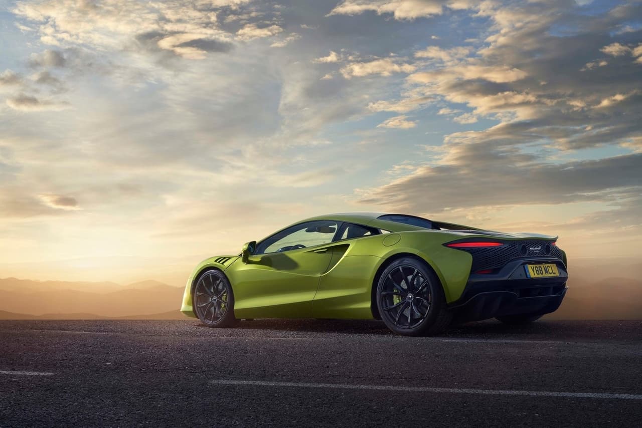 Curiosamente, la transmisión no tiene una opción para dar marcha atrás, sino que esta labor la lleva a cabo el motor eléctrico al rotar en dirección opuesta.