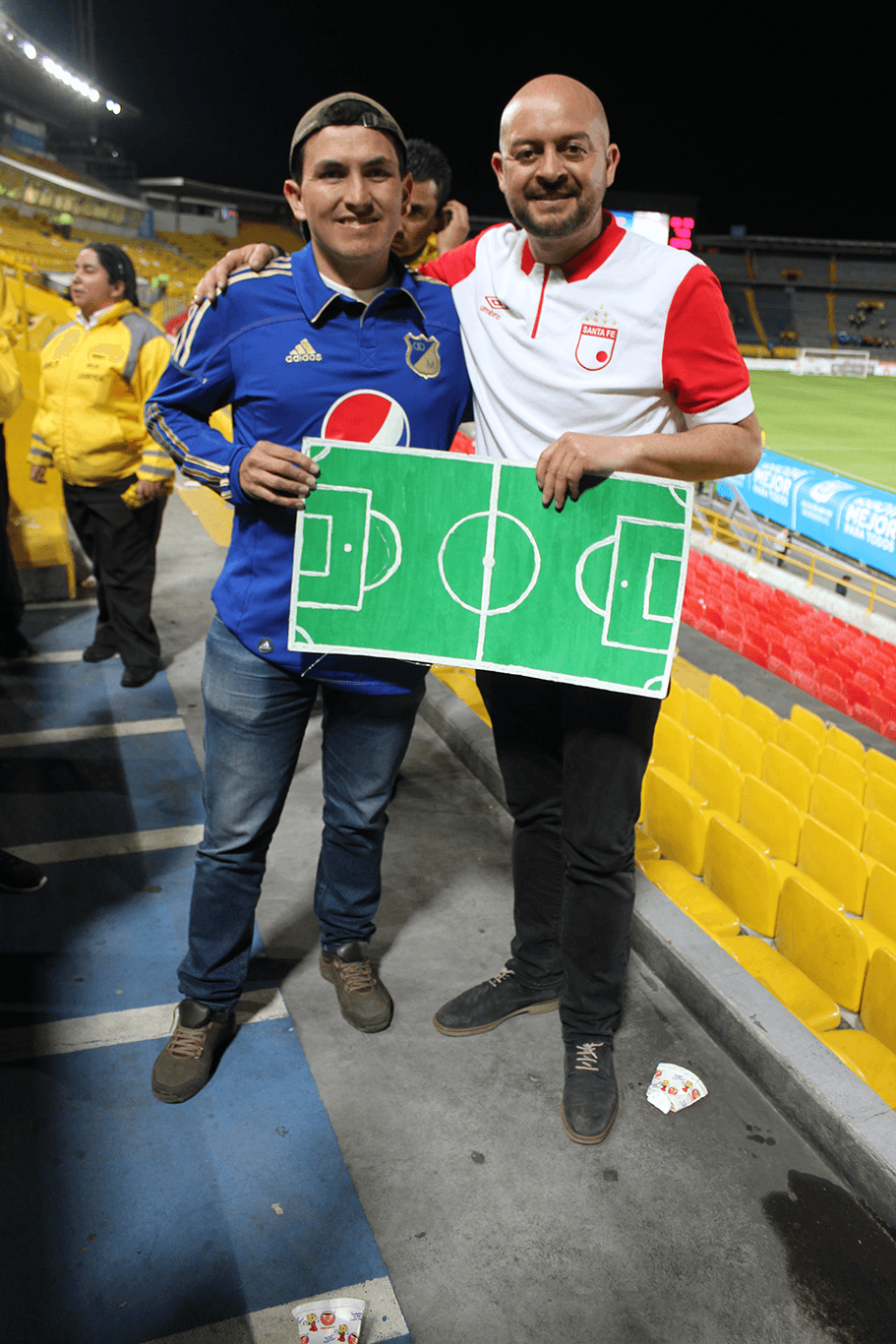 Con el estadio vacío, los amigos por fin pudieron sacarse la foto que representa su mensaje. En un fútbol devorado por la violencia y el sectarismo, César y José Richard quieren transmitir un mensaje de fútbol en paz y camaradería total.