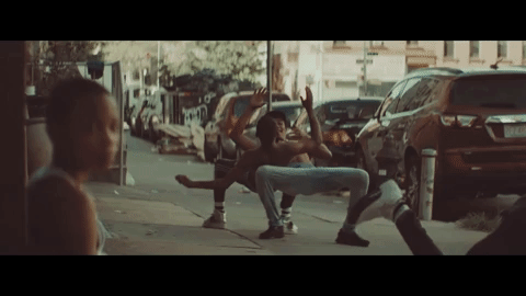 "Creo que esa representación de una chica latina de un barrio de latinos en Nueva York es solamente un reflejo de tantas cosas intolerantes que pasan en el mundo en este momento", continuó. 
<br>
<b><a href="http://www.univision.com/nueva-york/wxtv/noticias/elecciones/sarai-gonzalez-la-nina-del-video-soy-yo-de-bomba-estereo-motiva-el-voto-hispano">Ver: Saraí y el voto hispano</a></b>