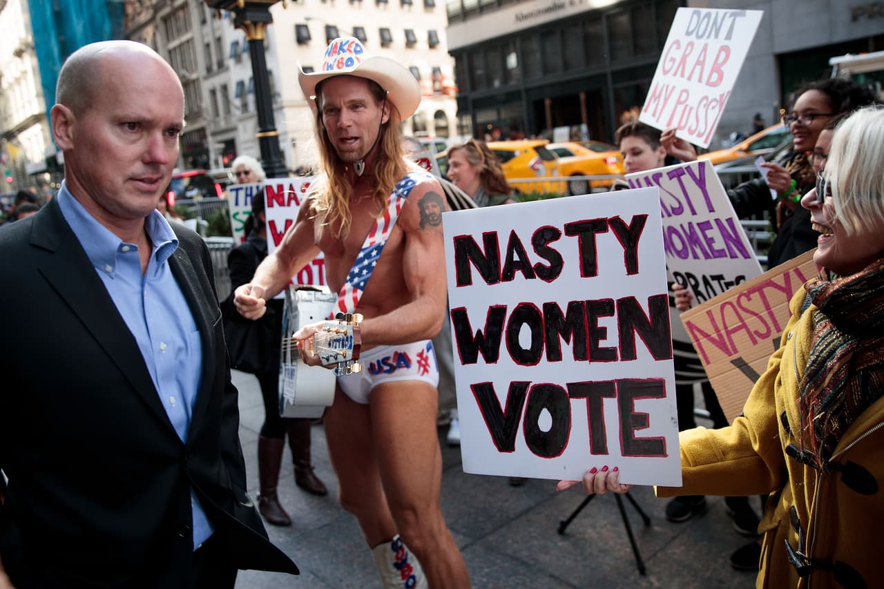 Algunos ciudadanos se resistieron a escuchar a las mujeres y al vaquero, que apoyan a candidatos rivales a la presidencia de Estados Unidos.