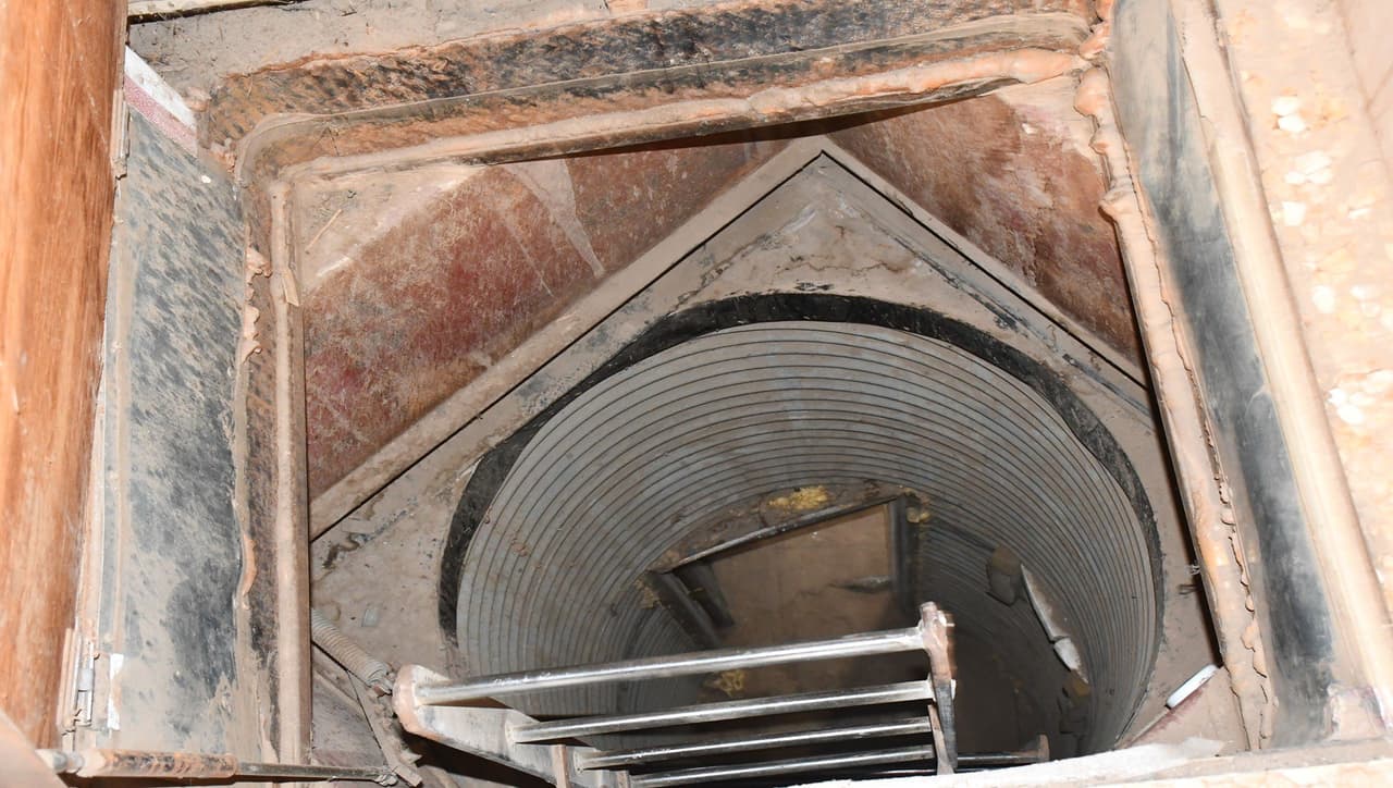 El 25 de octubre de 2022, los detectives de MCSO con la División de Delitos Generales, Unidad de Fraude, entregaron una orden de allanamiento en el almacenamiento de juguetes, botes y vehículos recreativos Hole in One, ubicado en 8601 N. 143rd Ave. en Waddell, Arizona.