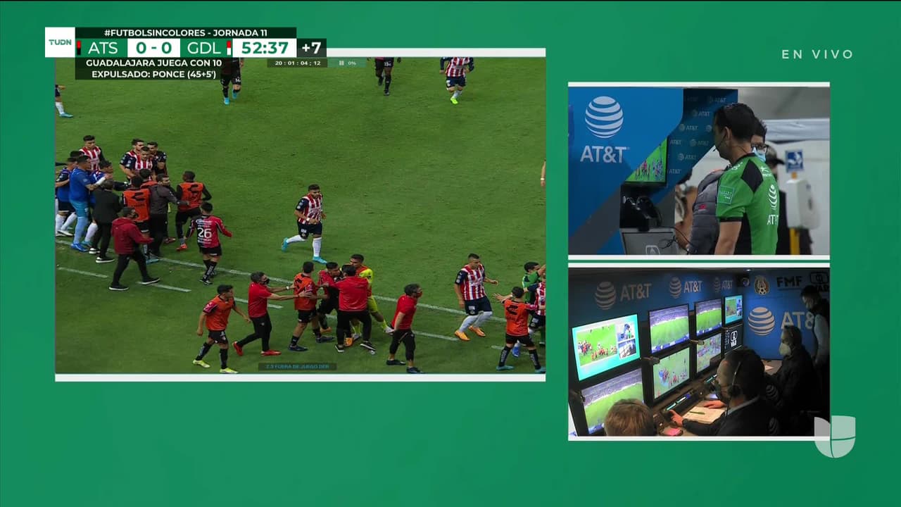 ¡Expulsión! El árbitro saca la roja directa a Jairo Torres.