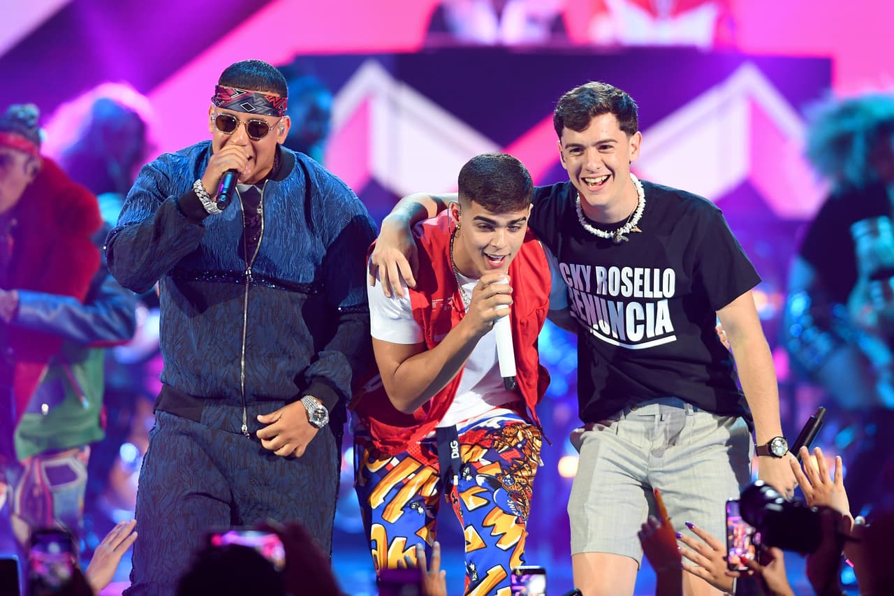 En los pasados Premios Juventud, el ‘Rey del reggaetón’ compartió el escenario con Lunay y Guaynna, dos nuevos intérpretes del género urbano, quienes disfrutaron haber compartido el escenario con esta leyenda y no dudaron en mostrarle su admiración.