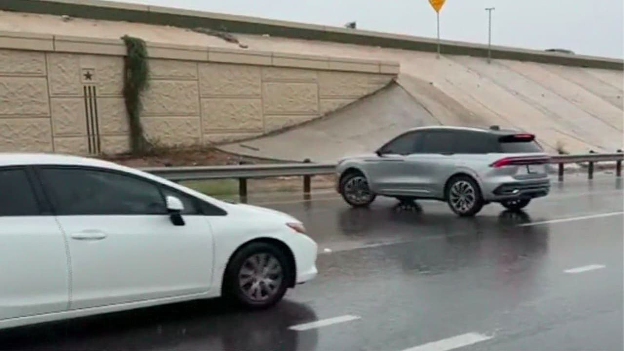 Auto varado por inundaciones obliga a conductores a retroceder en una carretera al noreste de San Antonio