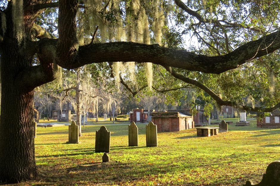 <b>Colonial Park Cemetery (Savannah)</b>: Este antiguo cementerio en Savannah ha sido citado por numerosas apariciones a lo largo de las últimas décadas, lo que hace de este cementerio uno de los más embrujados. Algunas de las tumbas son anteriores a la Guerra Civil y entre las apariciones destaca la de una pareja que se ha visto flotando por la noche.