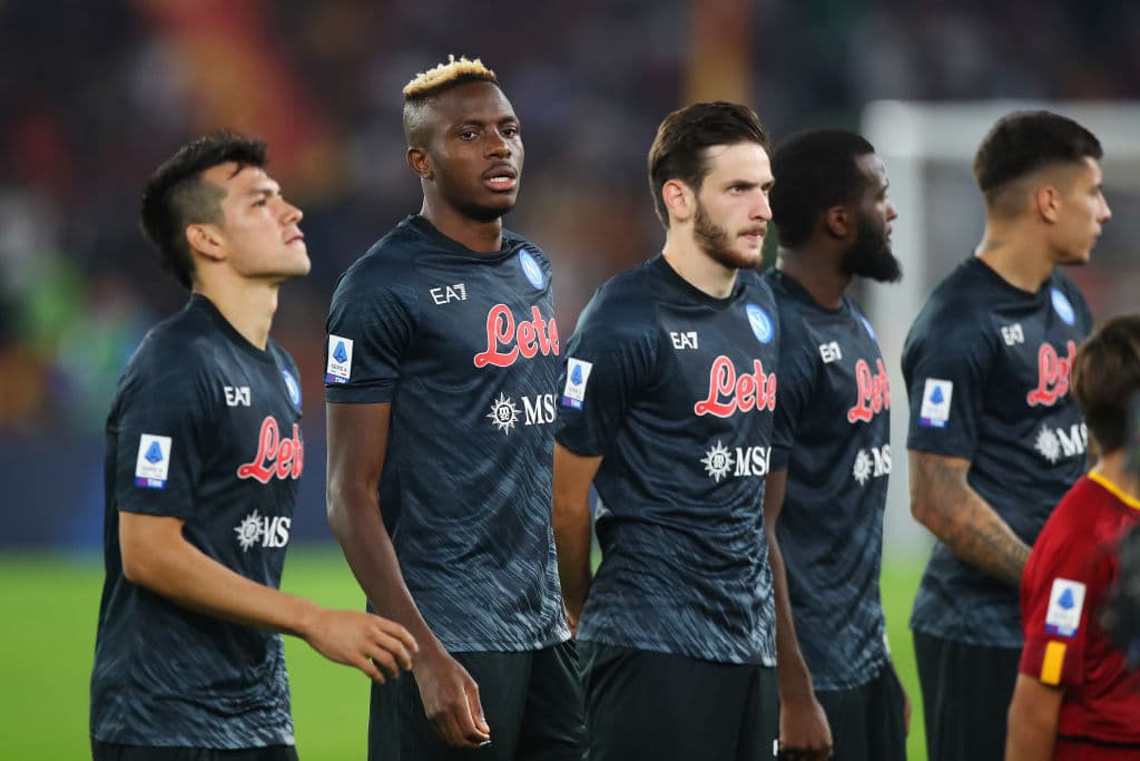 Con Hirving Lozano como titular, el Napoli logró una victoria muy importante fuera de casa por 0-1 ante la Roma, triunfo que mantiene líderes a los de Luciano Spalletti en la Serie A de Italia.