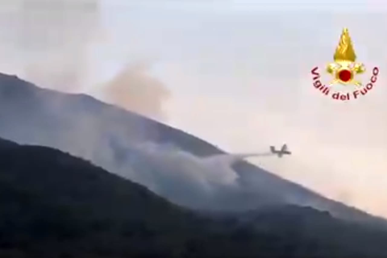 La explosión se produjo a media tarde del miércoles y la expulsión de roca y de ceniza provocó algunos incendios en las faldas del volcán y su actividad sigue "en curso". Captura de imagen de video de Vigili del Fuoco, el Cuerpo Nacional de Bomberos de Italia, muestra un avión anfibio de combate de incendios Canadair que libera agua sobre el volcán Stromboli.