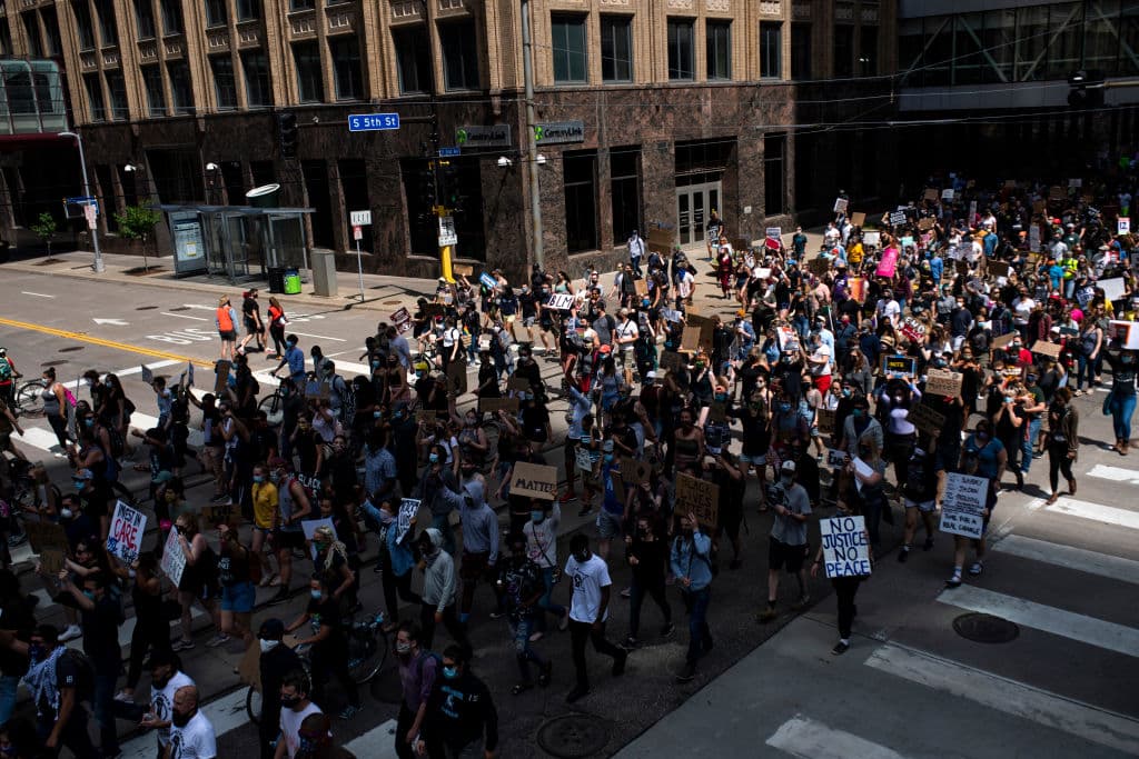 Manifestantes en MInneapolis este sábado. El Consejo de la ciudad dijo que comenzaría un proceso de un año para llegar a un nuevo modelo de seguridad pública.
<br>
<br>