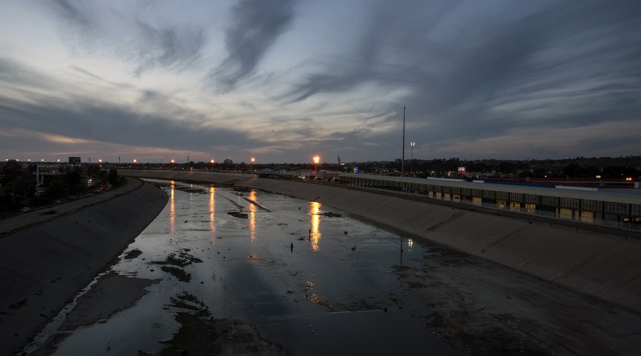 Investigan la muerte de un inmigrante que cayó de un puente fronterizo minutos después de su deportación