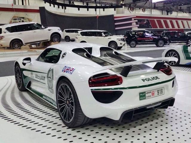 Policia Dubai: Porsche 918 Spyder- Por los detalles observados en esta unidad, aparentemente ese 918 solo sería empleado como un elemento publicitario. Cuenta con un motor V8 de 4.6 litros, que combinado con los motores eléctricos capaz de producir 608hp.