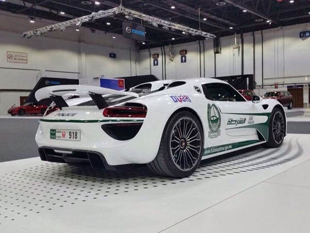 Policia Dubai: Porsche 918 Spyder- Un superdeportivo híbrido de origen alemán, que alcanza una velocidad máxima de 211 millas por hora y tiene un precio de 1 millon de dólares.