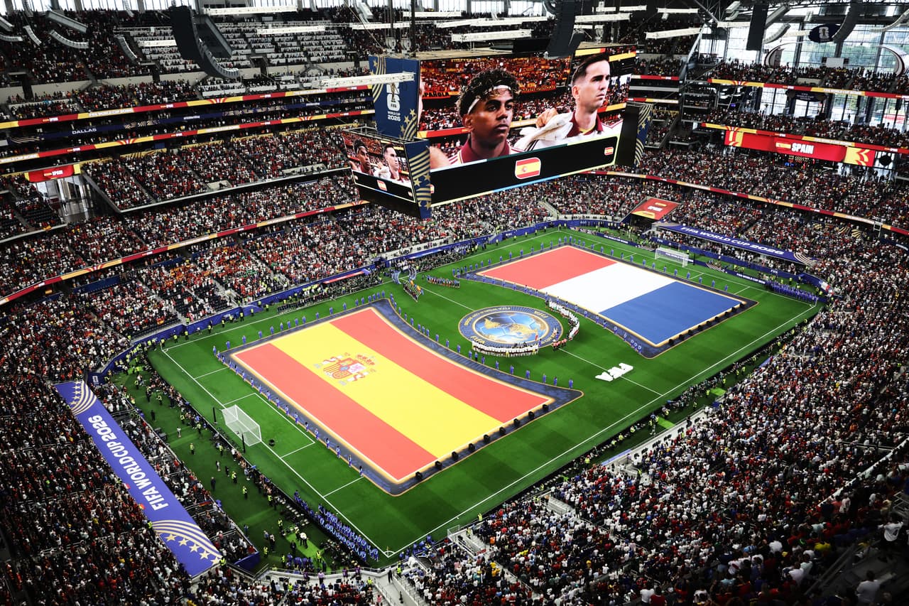 Se observan banderas de España y Francia en el campo durante la presentación de los equipos antes del partido de semifinales de la Copa del Mundo de fútbol entre Francia y España en Arlington, Texas, cerca de Dallas, el martes 14 de julio de 2026.