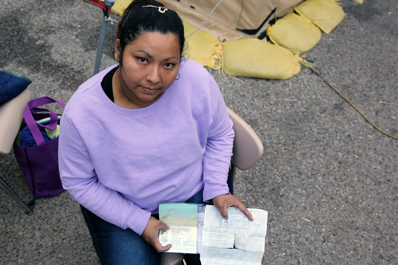 Lo que no podía permitirse perder en el viaje, lo guardaba en el sostén. 
<b>Karla Vanessa Castellón</b>, de 34 años, dejó en el camino mucho de lo que llevaba al salir de El Salvador junto a su hijo de 6 años. Alcanzaron Estados Unidos con cuatro documentos: su carné de identidad, el pasaporte, el acta de nacimiento de su pequeño y el teléfono de su madrastra en Los Ángeles. El viaje completo con coyotes le costó 7,000 dólares, pero antes de cruzar el Río Grande le pidieron 2,000 más. Si no, se quedaba en México. Tuvo que llamar a su familia en California para que le depositara el dinero.