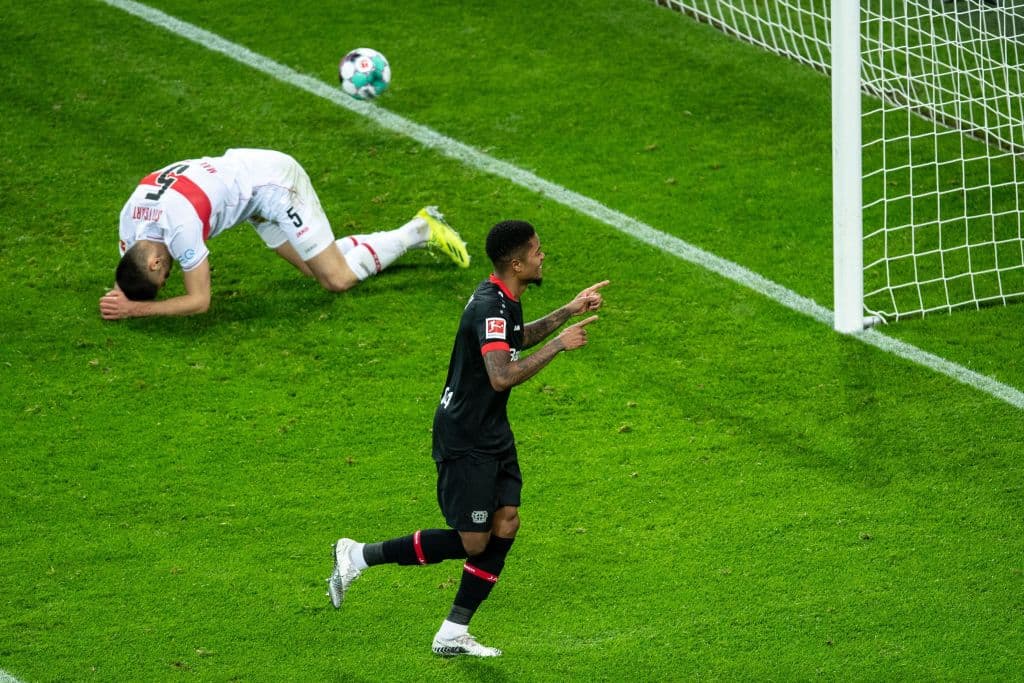 Leverkusen aprovechó la localía y goleó 5-2 al Stuttgart. Demirbay (18’, 31’) marcó doblete y Bailey (56’), Wirtz (68’) y Gray (84’) completaron la apaleada; Kalajdzic (50’, 77’) descontó. Leverkusen llegó a 35 puntos en zona de competiciones UEFA.