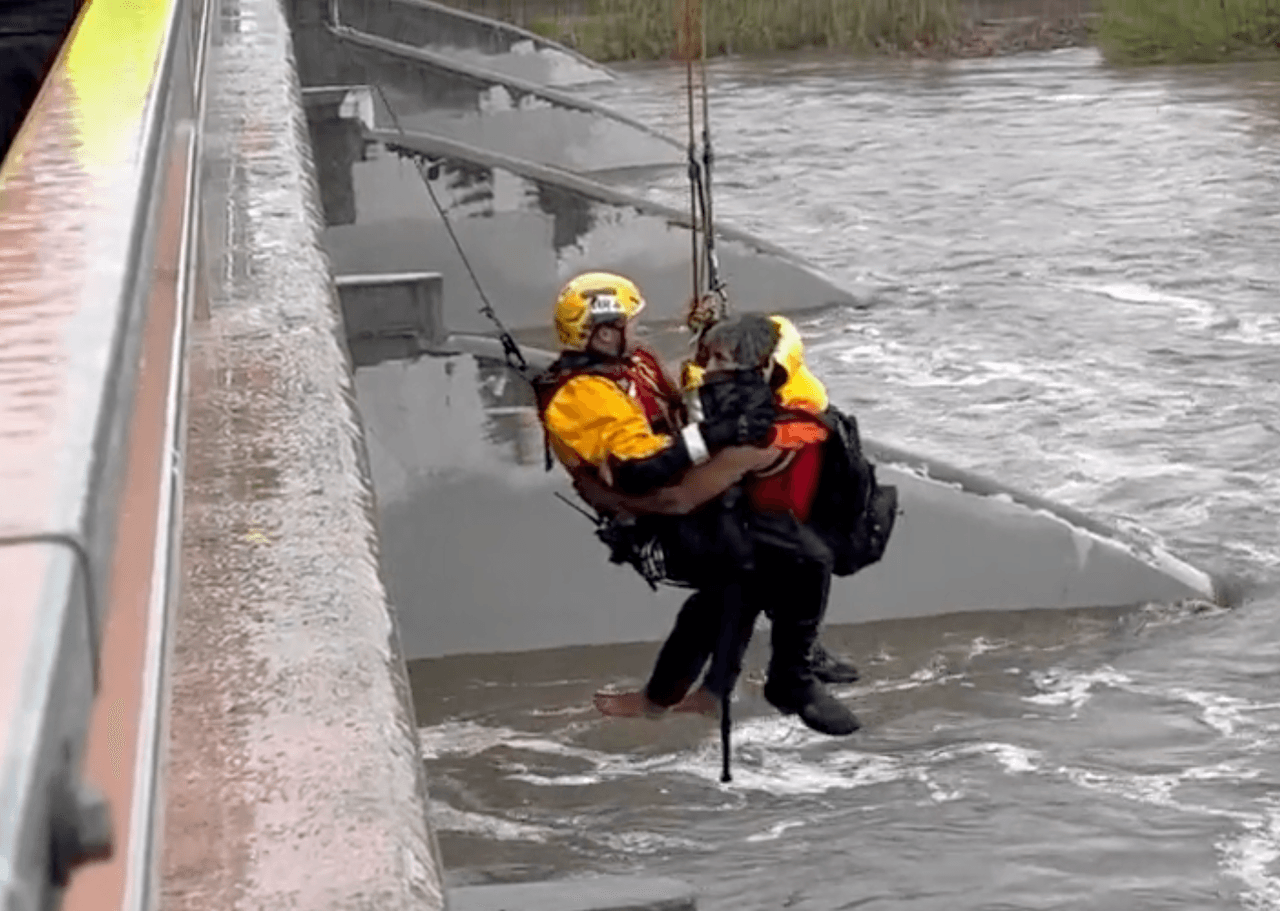 En el condado de Orange se reportó un rescate de emergencia en el río Santa Ana, este domingo por la mañana.
<br>