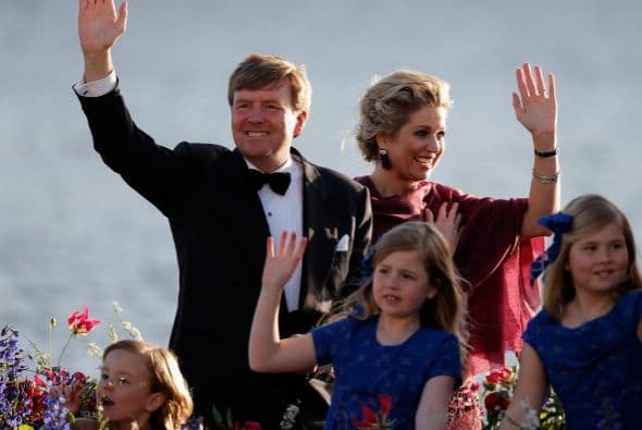 Guillermo-Alejandro recibe una prestación de 817 mil euros netos anuales y unos 4,5 millones de euros en calidad de costes, lo que incluye, entre otros, gastos de representación y salarios del personal de palacio o consejeros. -