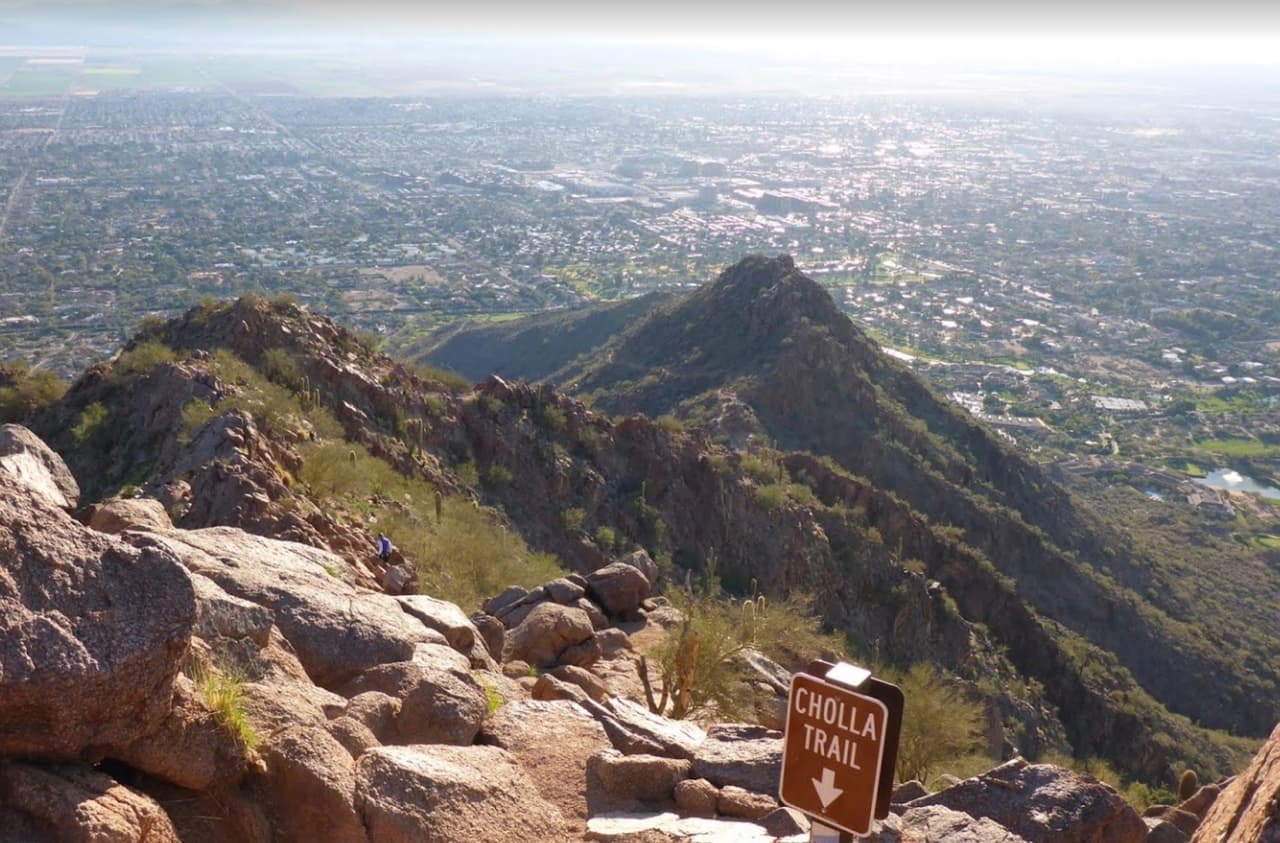 De acuerdo a los analizadores del
<b><a href="https://www.zippia.com/advice/best-cities-quarantined-worst/" target="_blank">reporte, la ciudad de Scottsdale, </a></b>en Arizona ocupa el primer lugar porque posee gran porciones de tierra y el tamaño de las viviendas es mucho mayor que un departamento en otro lugar.
<br>
<b>Cantidad de áreas verdes por cada 1,000 hab:</b> 124.3
<br>
<b>Internet de banda ancha:</b> 81.8%
<br>
<b>Tamaño del apartamento:</b> 946 pies cuadrados
<br>
<b>Opciones de comida para llevar: </b>1060