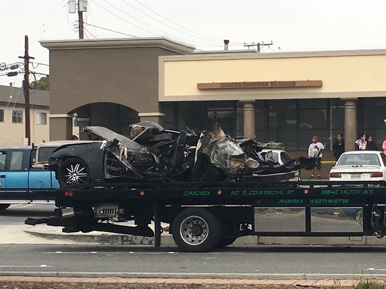 Dos personas murieron y una más terminó herida en un accidente que habría ocasionado una carrera ilegal de autos en Anaheim, California, el sábado 10 de diciembre de 2016.