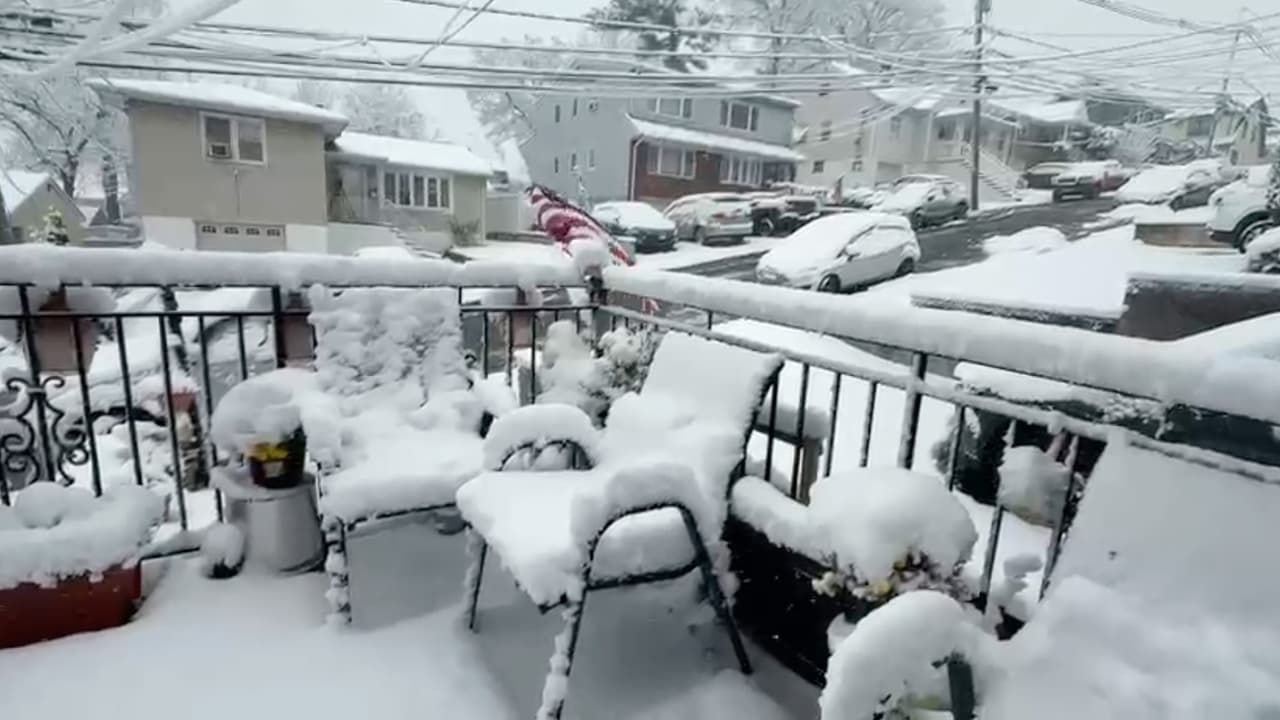 Los residentes de Nueva York, Nueva Jesey y Connecticut despertaron este domingo con 
<b>calles cubiertas de nieve</b>, luego de que una tormenta invernal dejara varias pulgadas acumuladas antes de las 8 a.m., marcando el primer evento significativo de la temporada.