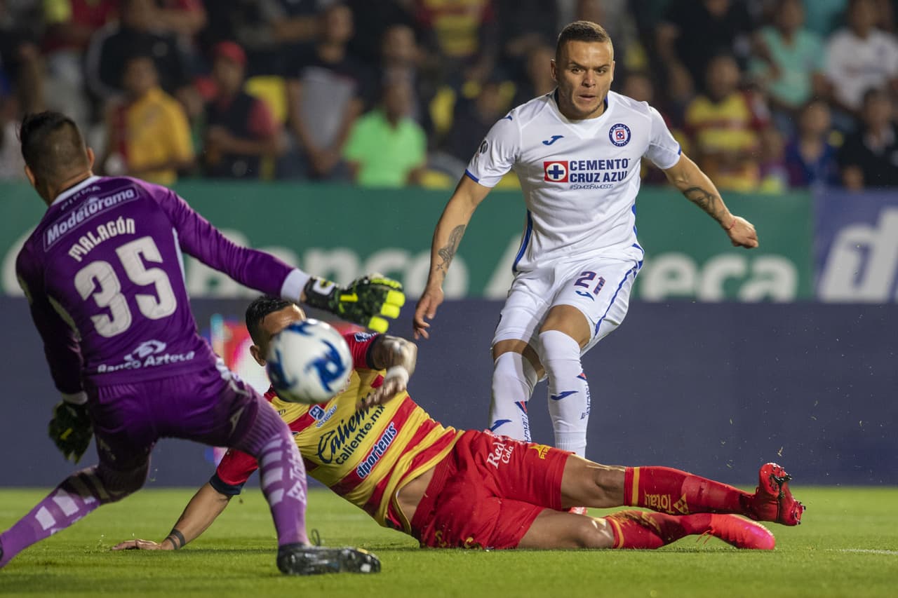 Con un buen rematre cruzado, Jonathan Rodríguez abre el marcador al minuto 8.