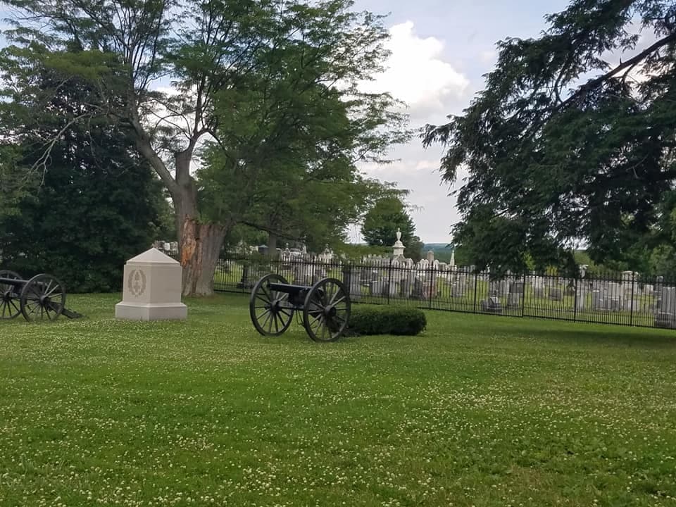 <b>Gettysburg National Cemetery (Gettysburg)</b>: El lugar de descanso final de muchos soldados de la Guerra Civil, el Cementerio Nacional de Gettysburg atrae a innumerables visitantes cada año. Algunos son recibidos por un hombre con un sombrero confederado que entablará una conversación y, en algunos casos, tomará fotos con los turistas. Aquellos que se han tomado fotos con el hombre misterioso dan fe de que cuando miran las fotos ... el hombre ya no está allí.