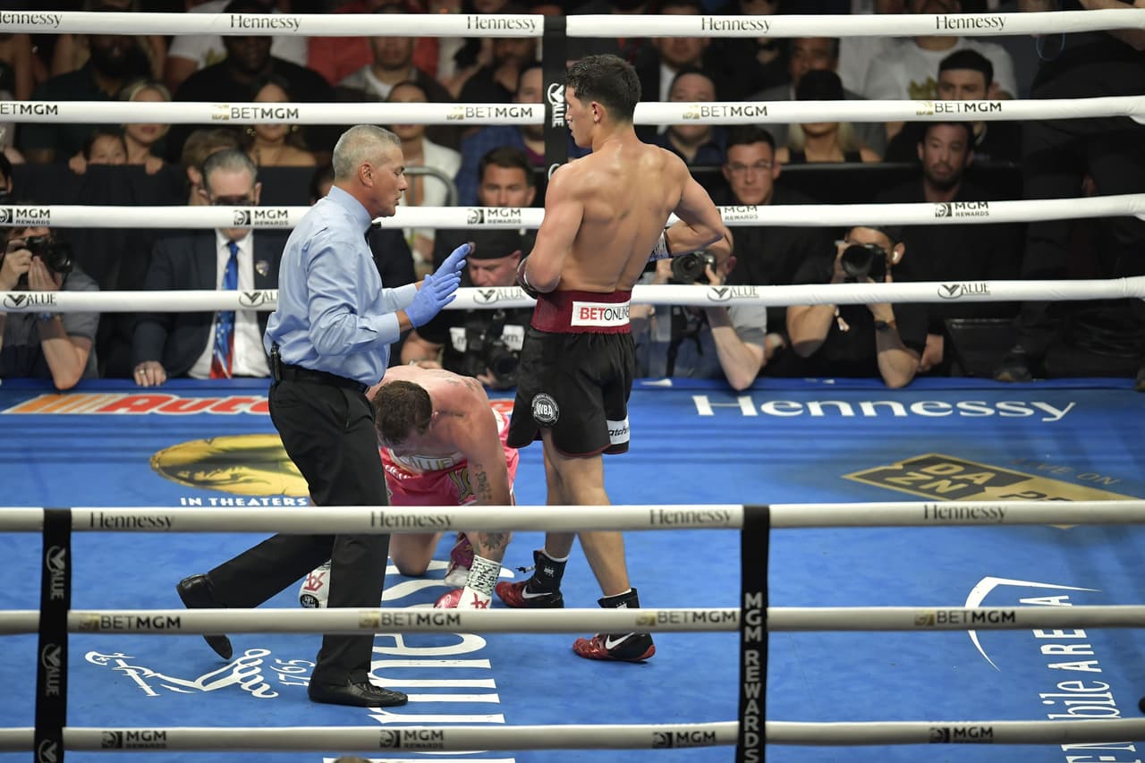 Dmitry Bivol hizo una gran pelea y dejó sin argumentos al Canelo que se apuntó su segunda derrota como profesional.