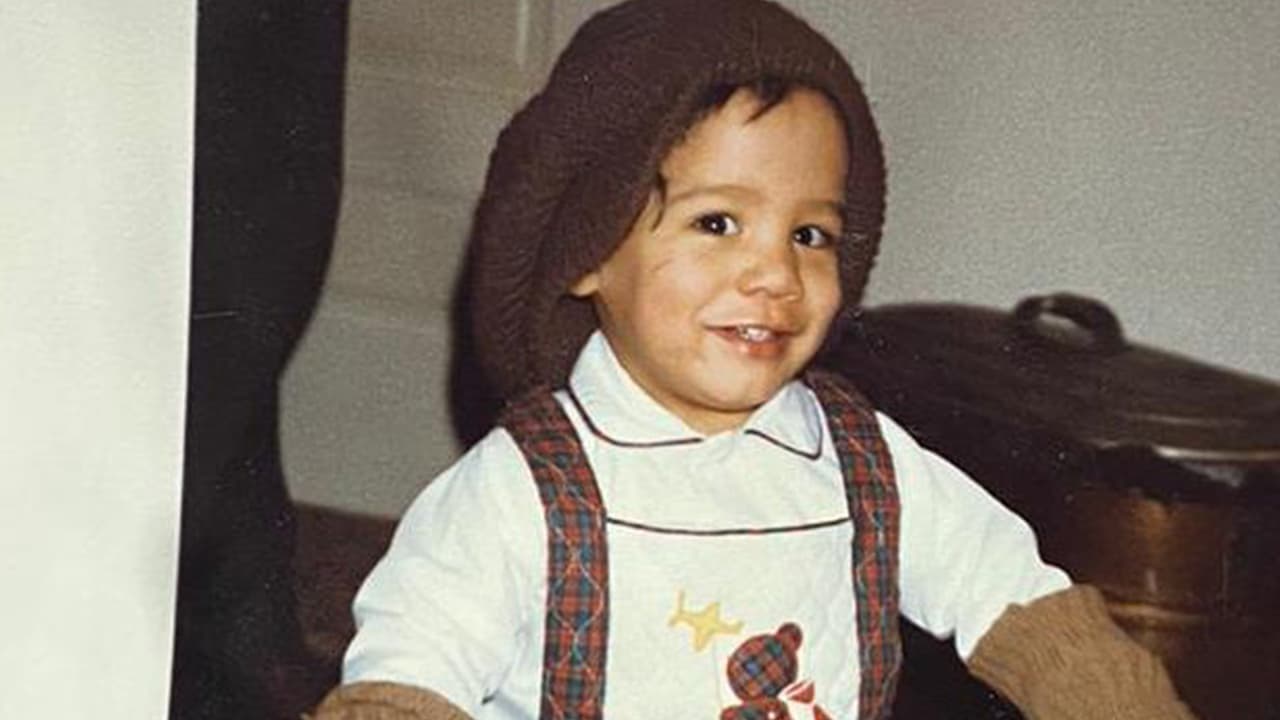 Hilda Quezada, de 65 años, dio a luz a un niño prematuro, por cesárea, en la época de la dictadura de Augusto Pinochet en Chile. En ese tiempo, asegura, los médicos le dijeron que el bebé había muerto y no le permitieron verlo bajo la excusa de que era muy pequeño. Ahora, 38 años después, Hilda 
<b><a href="https://www.univision.com/local/houston-kxln/tyler-graf-bombero-houston-descubre-adoptado-ilegal-chile">se enteró de que su hijo no murió</a></b>, sino que fue dado en adopción
<b>.</b>