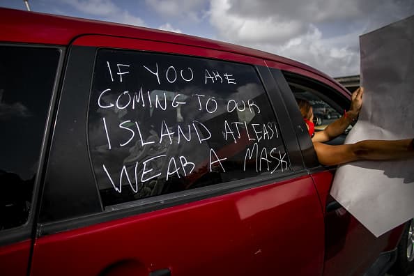 No obstante, hay puertorriqueños que dicen que viajarán estas navidades. 
<b>"Planifico viajar en navidades a Puerto Rico aunque aún este el Covid-19. Primero me realizaré la prueba dias antes de ir para asegurarme de no tenerlo"</b>, escribió a Univison, Ynnej Seviv.