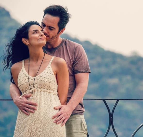 Desde que comenzó la espera la pareja no se despega ni un momento. En esta imagen Aislinn tenía seis meses de embarazo.