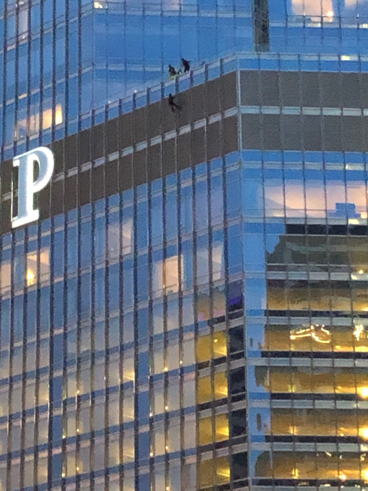 Un hombre se cuelga de la Torre Trump de Chicago y pide hablar con el presidente Donald Trump.