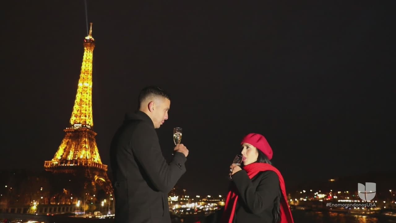 No podía faltar el brindis para sellar el compromiso y qué mejor que teniendo como escenario la torre Eiffel iluminada.