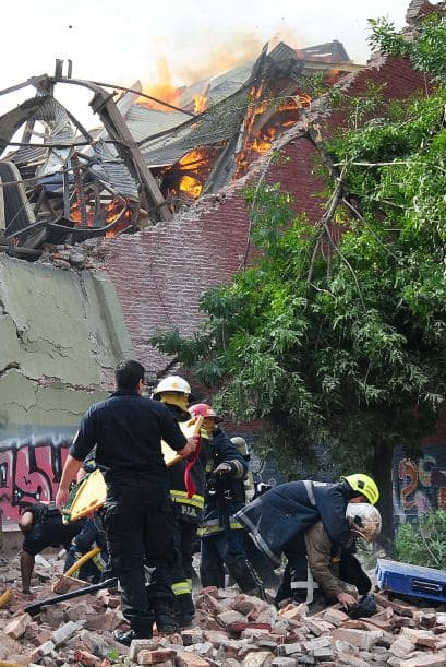 La estructura colapsó a consecuencia del fuego ocasionando cuatro derrumbes que sepultaron a las víctimas.
