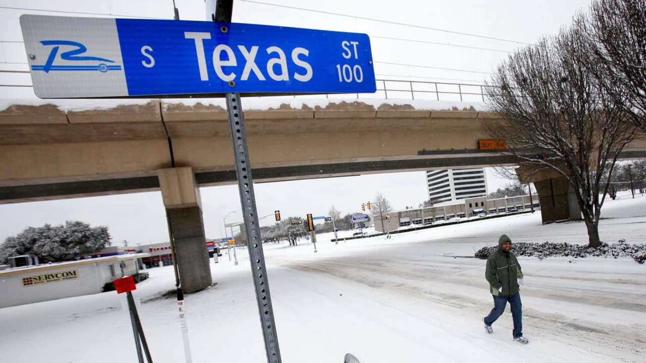 <b>En video: Hielo en las carreteras y grandes acumulaciones de nieve, las amenazas que enfrenta Texas por la tormenta invernal</b>
<br>
<br>Autoridades de distintas ciudades y condados en el estado ya movilizan camiones con sal y equipos para remover árboles caídos como preparación para los estragos que puede dejar la peligrosa nevada. De hecho, son muchas las familias que están comprando leña para calentarse en sus hogares en caso de que haya un corte masivo de electricidad.