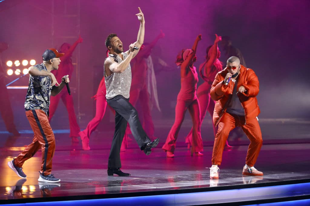 <b>Residente</b>, 
<b>Ricky Martin</b> y 
<b>Bad Bunny</b> lograron unidos con el pueblo el cambio político en Puerto Rico, y nuevamente juntos cantaron por primera vez en televisión su tema 'Cántalo'.