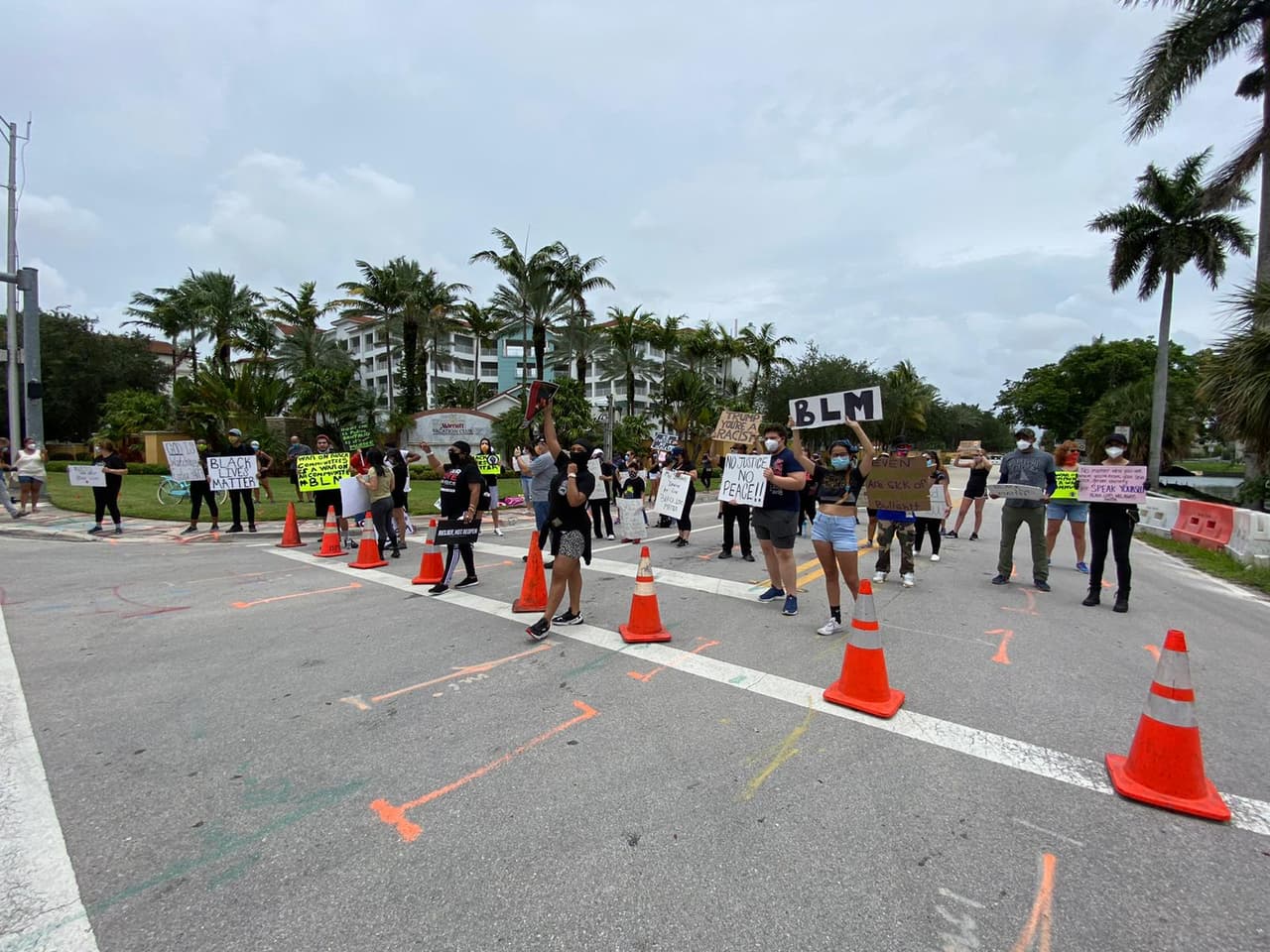 La protesta en Doral fue convocada por un grupo llamado "Latinos para Black Lives Matter" en apoyo al pedido de justicia. El sábado cientos de miles de personas se encuentran protestando en al menos 12 ciudades de EEUU, en el día que se celebra el segundo acto de las honras fúnebres de George Floyd.