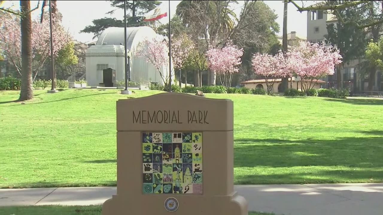 Hallan a una bebé muerta en el baño de un parque en Pasadena