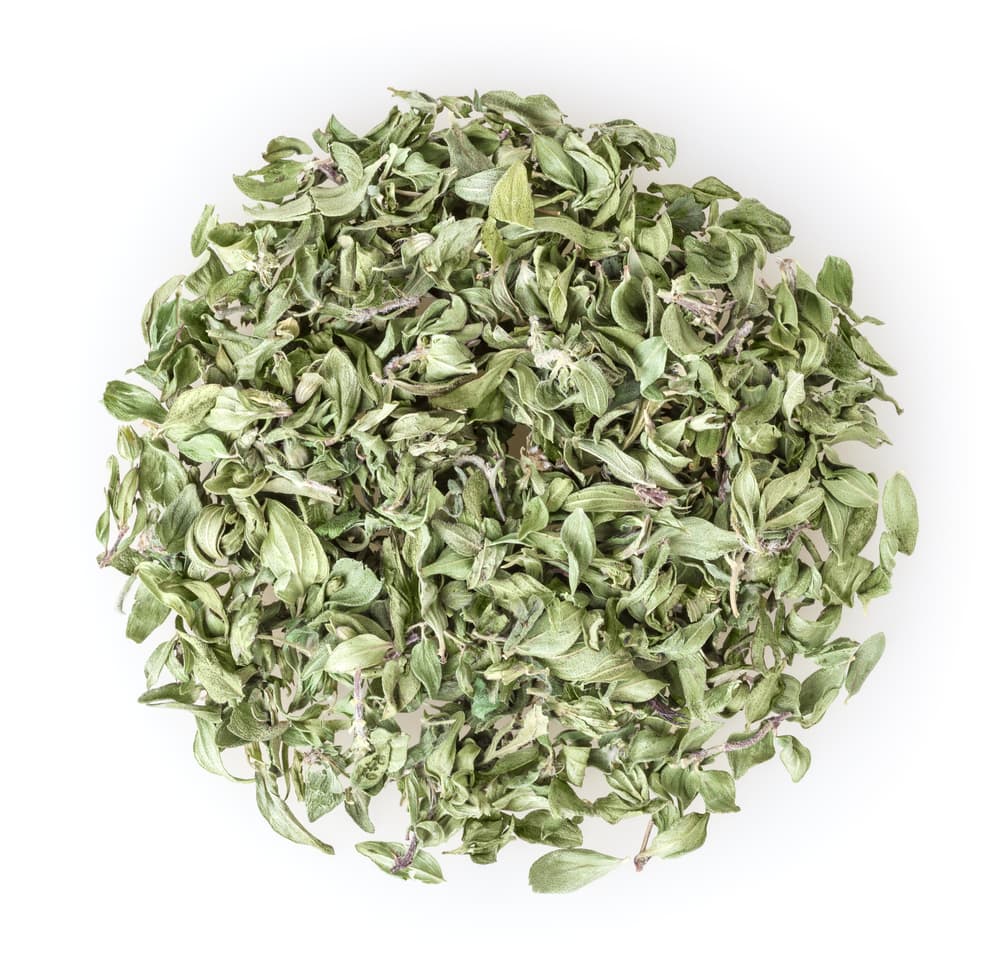 Prepara una infusión de tomillo y con unos algodones o gasas, aplícala con cuidado sobre la zona donde tengas acné. El tomillo ayuda a eliminar las espinillas y los granos y a limpiar la piel. También puedes hervir el tomillo y cubierto con una toalla sobre tu rostro, aspirar un poco el vapor.