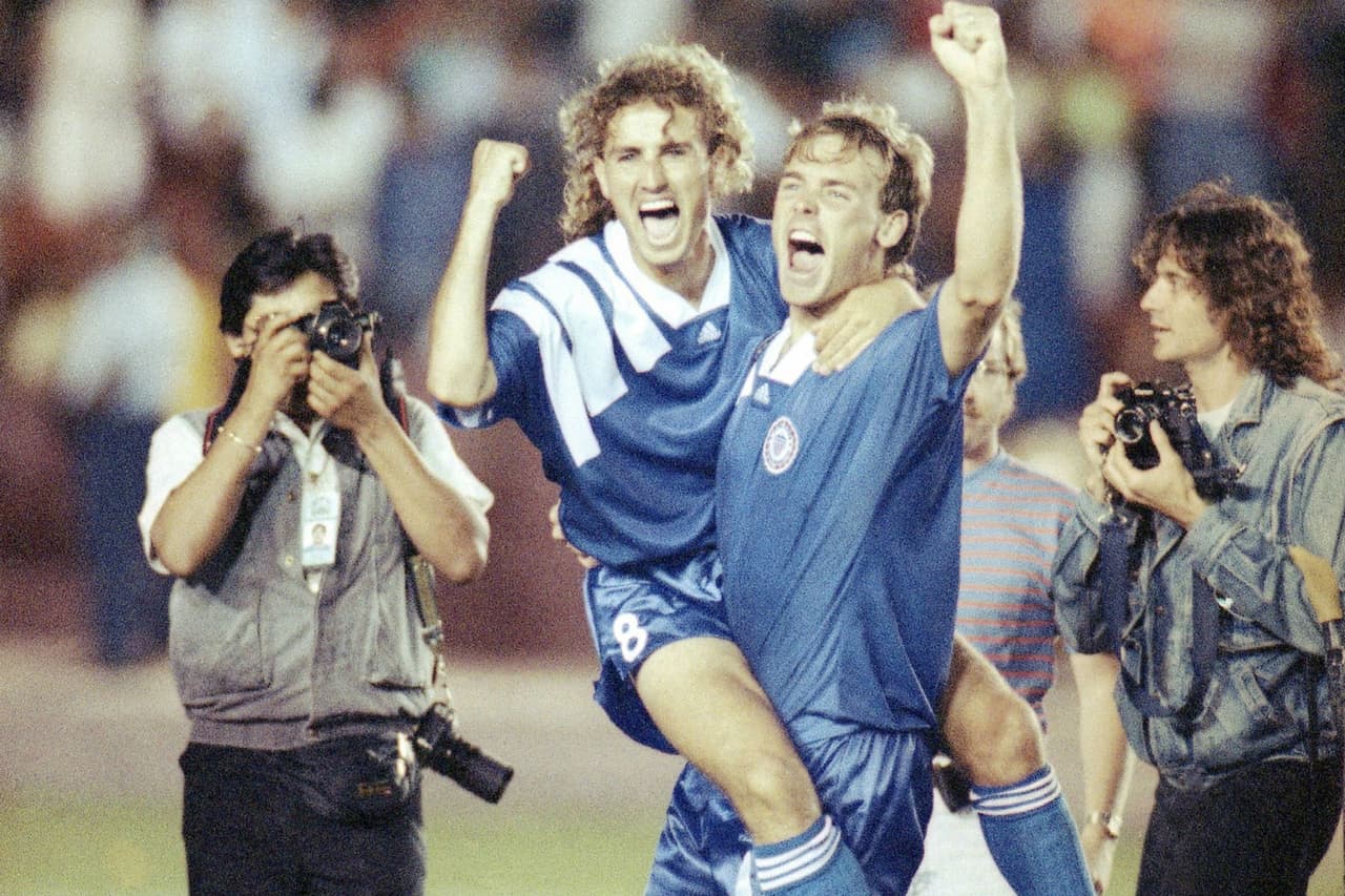 En la primera Copa Oro, el 5 de julio de 1991, Estados Unidos derrotó 2-0 a México en la Semifinal, celebrada en el Rose Bowl de Pasadena. Aquel partido sentenció la primera etapa de Manuel Lapuente al frente del Tri, que reaparecía en torneos oficiales tras la suspensión de dos años impuesta por FIFA por el tema de los “cachirules”.