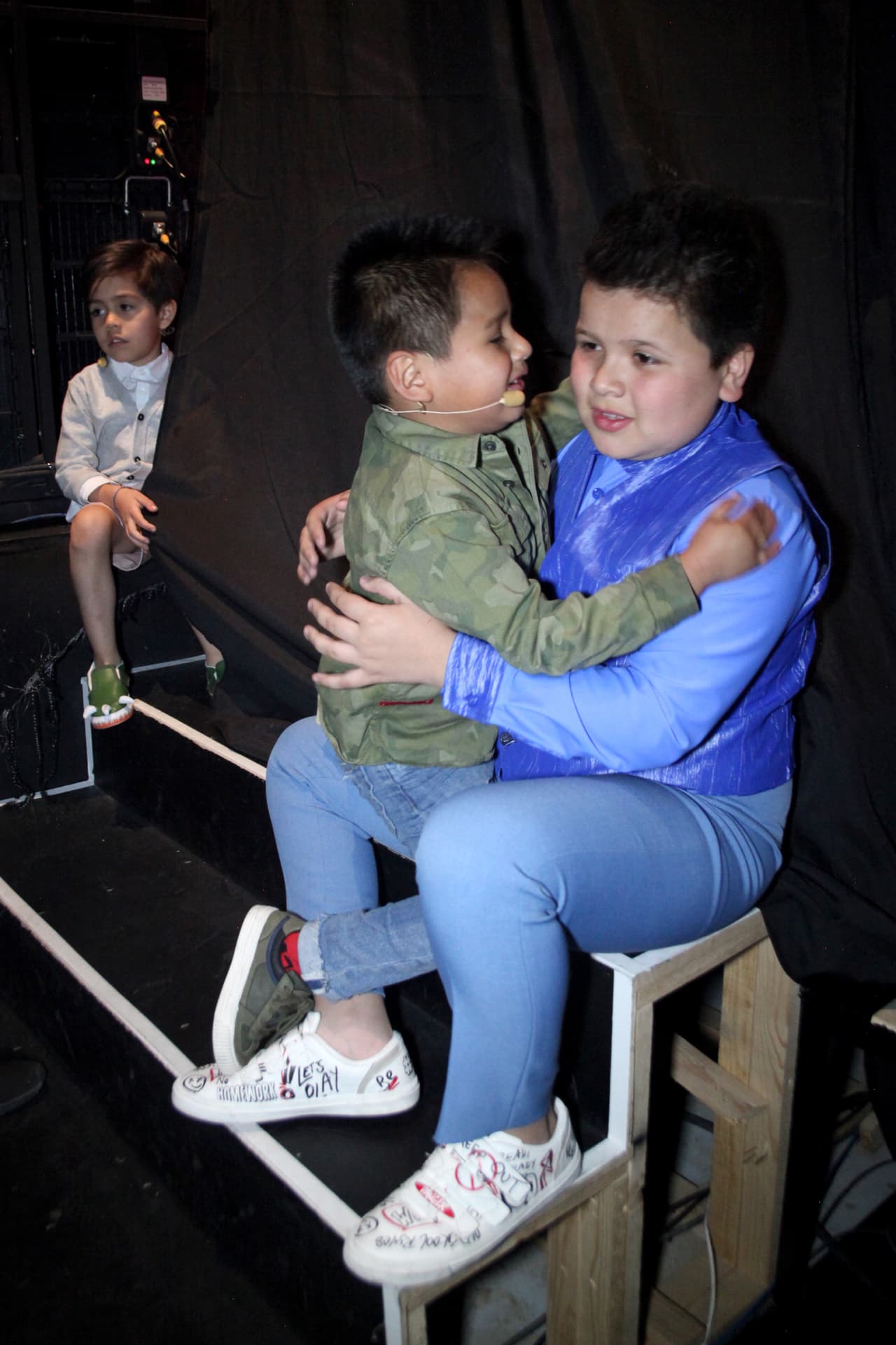 En la siguiente serie de fotos podemos ver cómo los más chiquitos quieren que los grandes los estén cargando todo el tiempo.