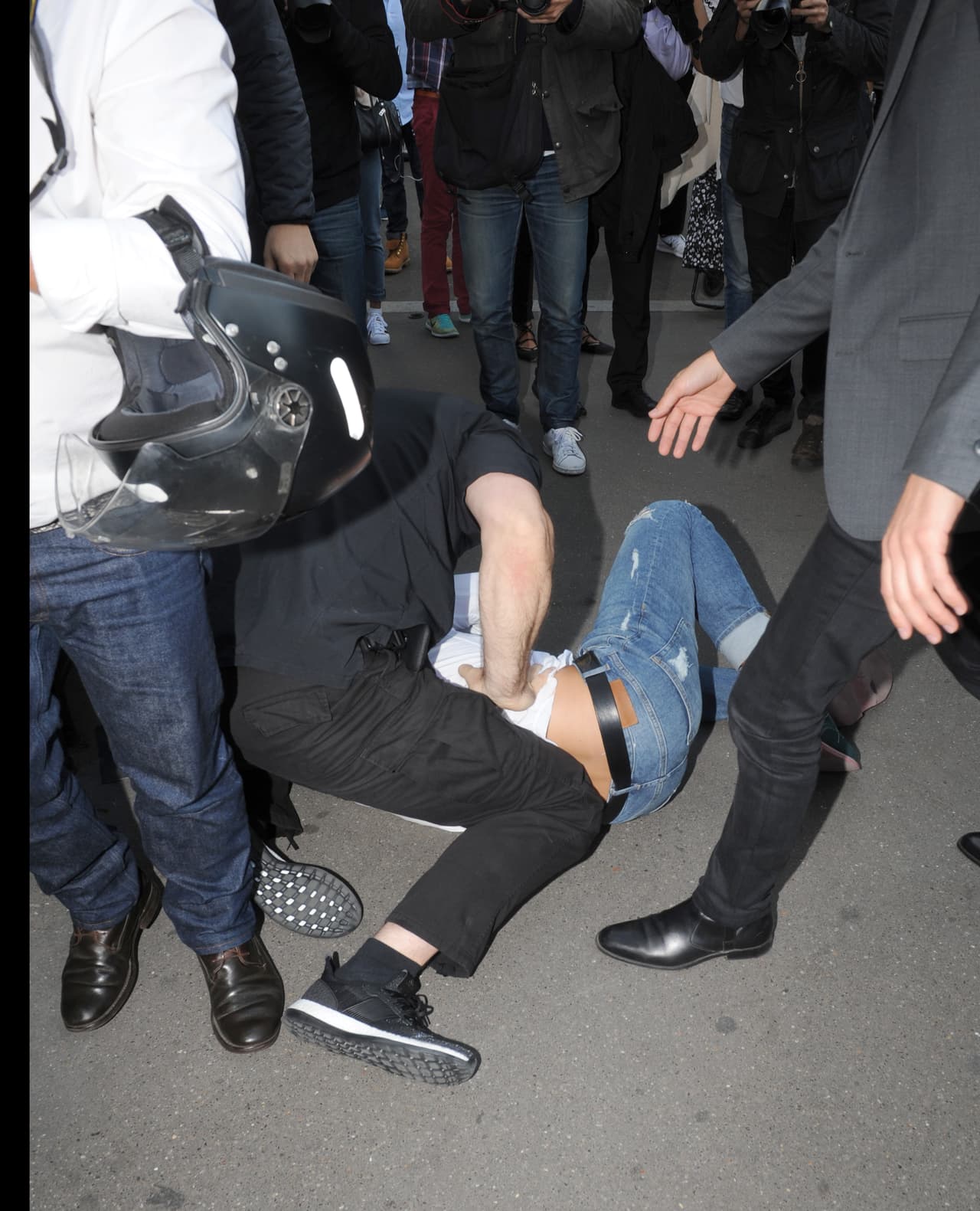 En 2014 ya había hecho lo mismo este hombre, intentando colgarse de las piernas de Kim al salir de un auto en París.