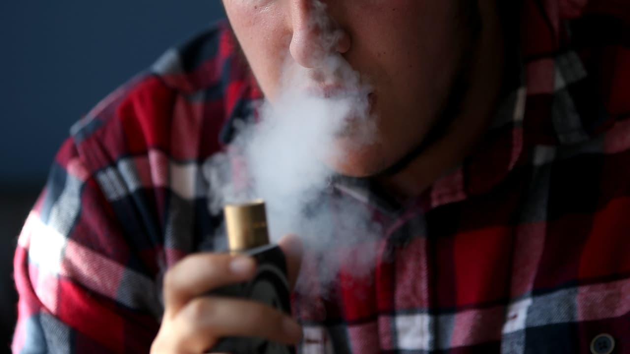 El gobierno impondrá severas restricciones al consumo de cigarrillos electrónicos